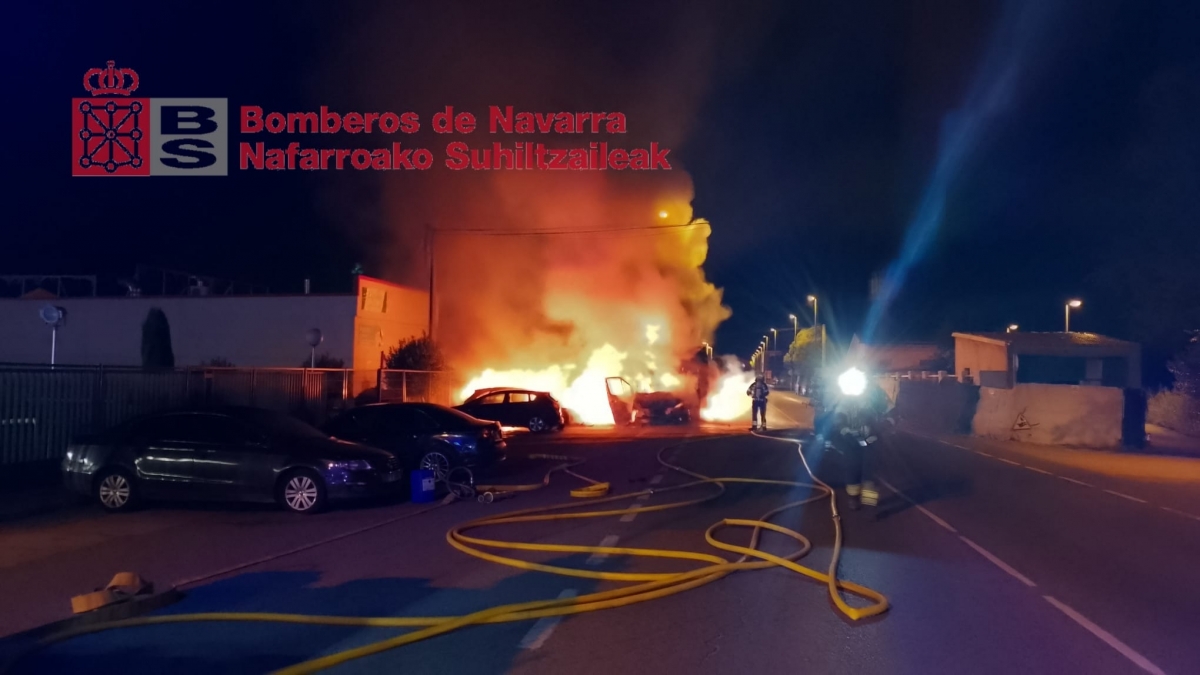 El incendio de un camión se propaga a dos coches aparcados junto a la NA-128, en Marcilla