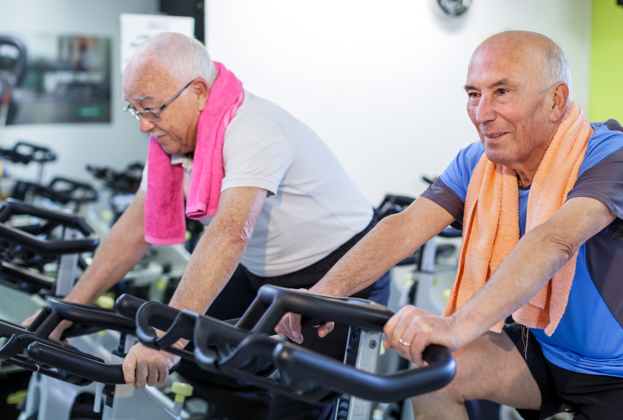 Pamplona amplía en diez grupos los cursos de gimnasia aeróbica moderna para mayores de 50 años en el curso 2026-2027