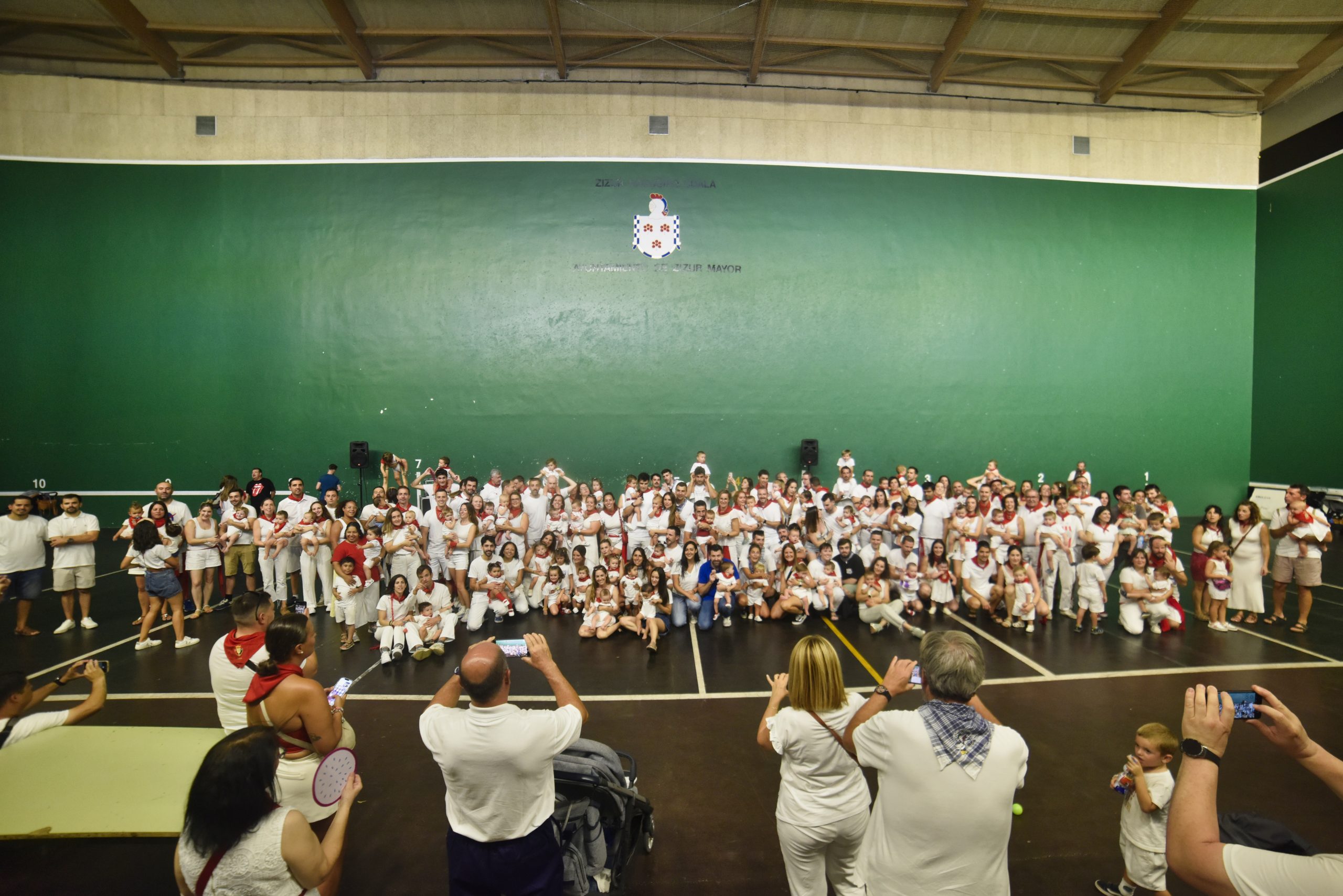 Zizur Mayor-Zizur Nagusia da la bienvenida a su generación de 2025 con la entrega del primer pañuelo de fiestas