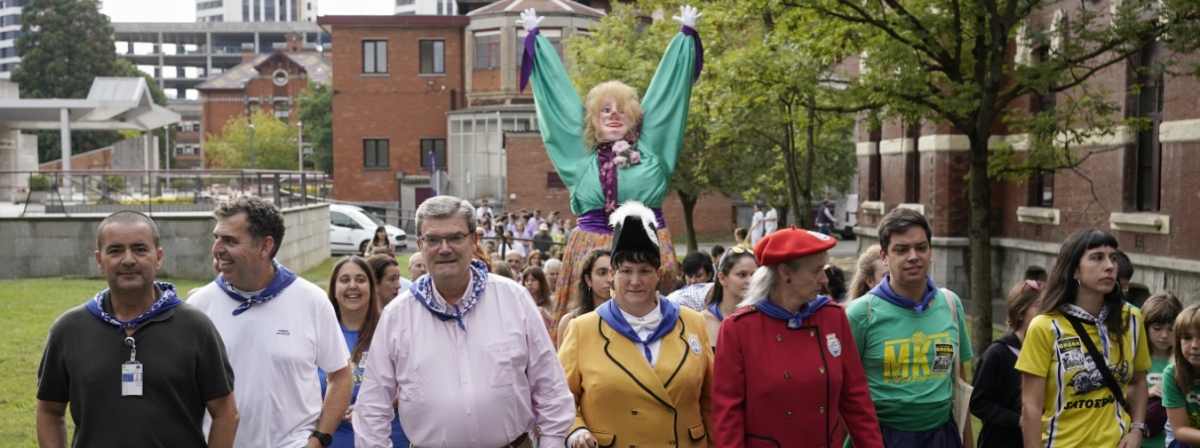 Marijaia y el circo llevan la alegría de la Aste Nagusia a la infancia ingresada en Basurto