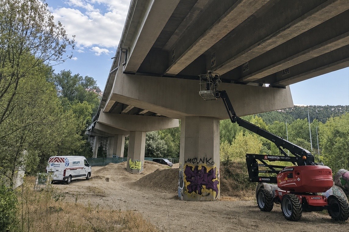 Corte de tráfico en los accesos a Landaben desde la A-15 por las obras del viaducto sobre el río Arga