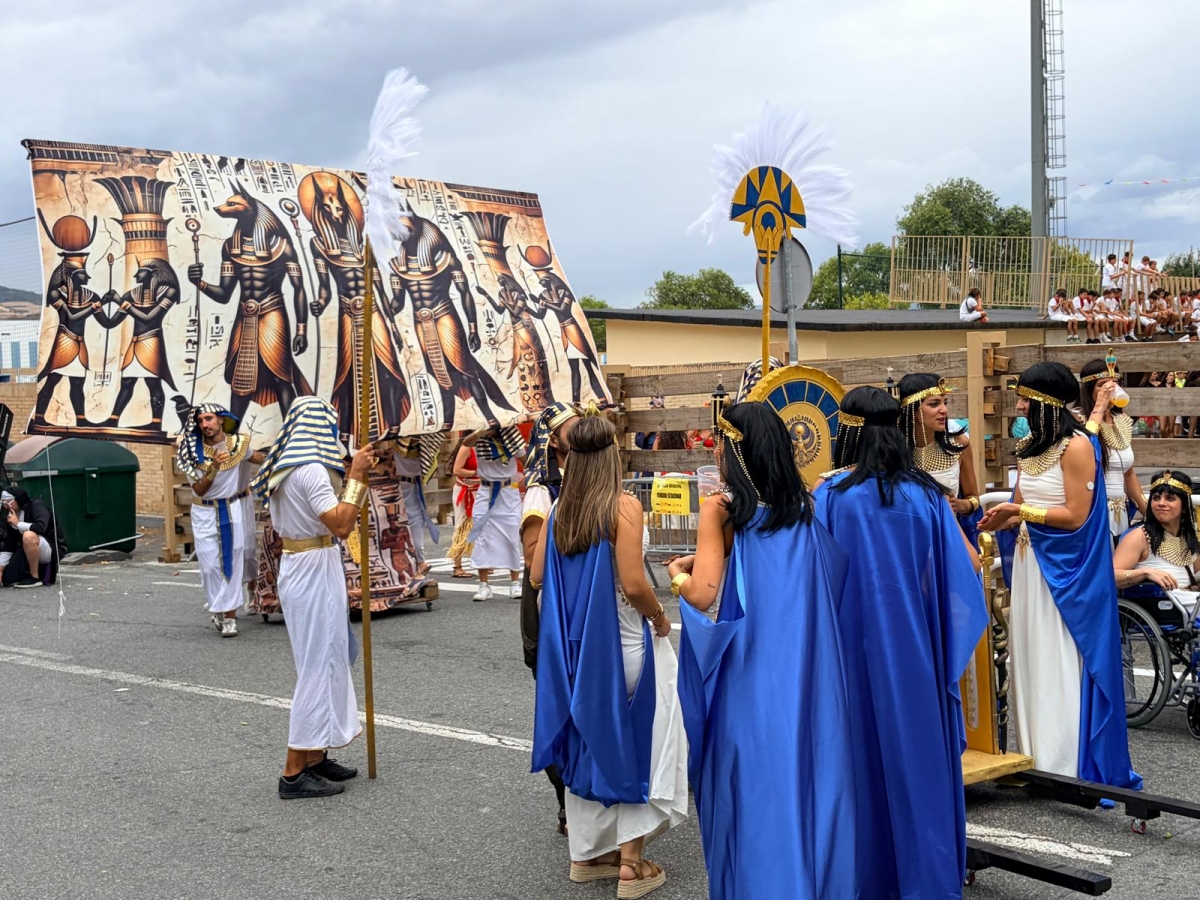 [GALERIA] Desfile de cuadrillas en fiestas de Noáin