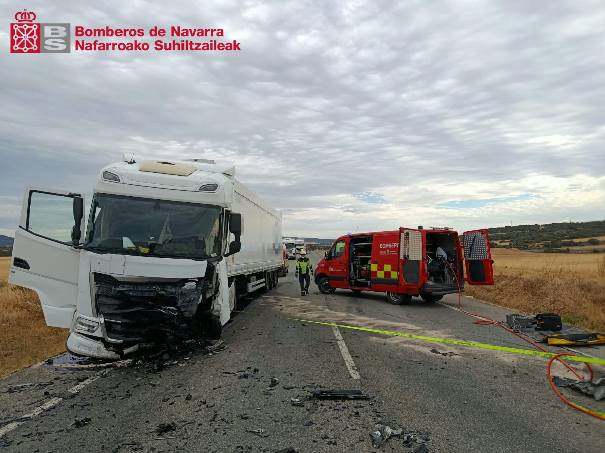 Un hombre fallecido y otro herido tras la colisión frontal entre un camión y un turismo en la N-121 en Unzué