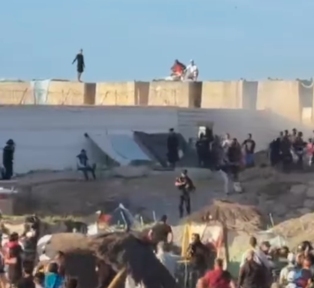 Vecinos de Ceuta destrozan chabolas de migrantes y bloquean la comida de Cruz Roja en la playa del Trampolín