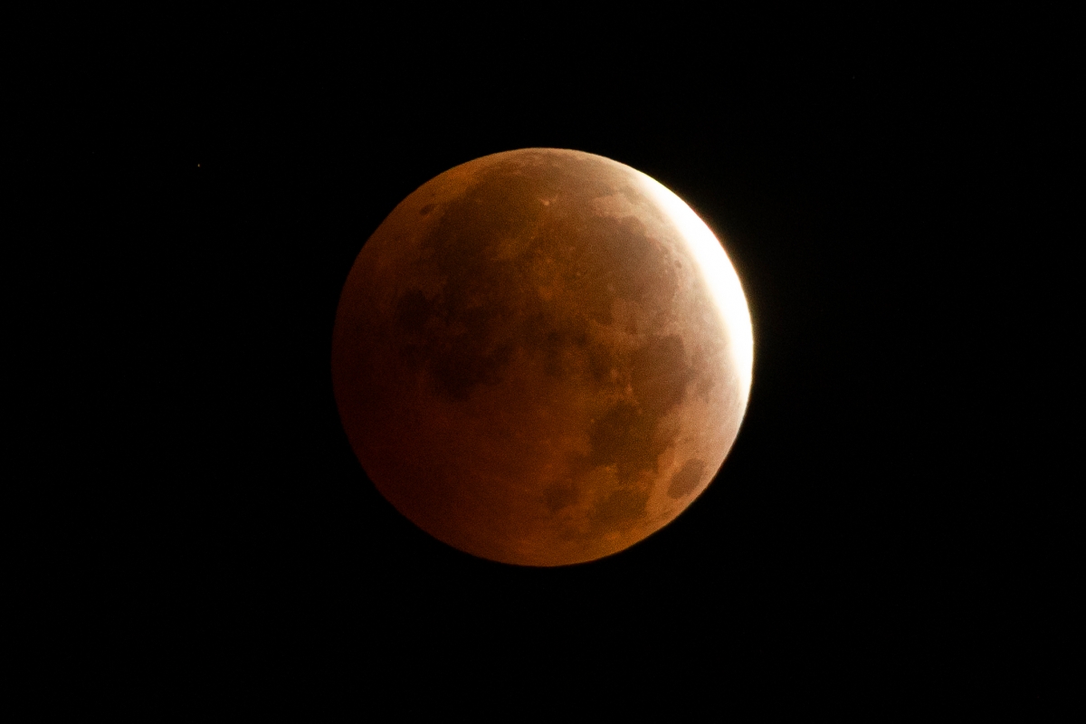La Luna se tiñe de rojo: Pamplona contempla el eclipse parcial más profundo del año