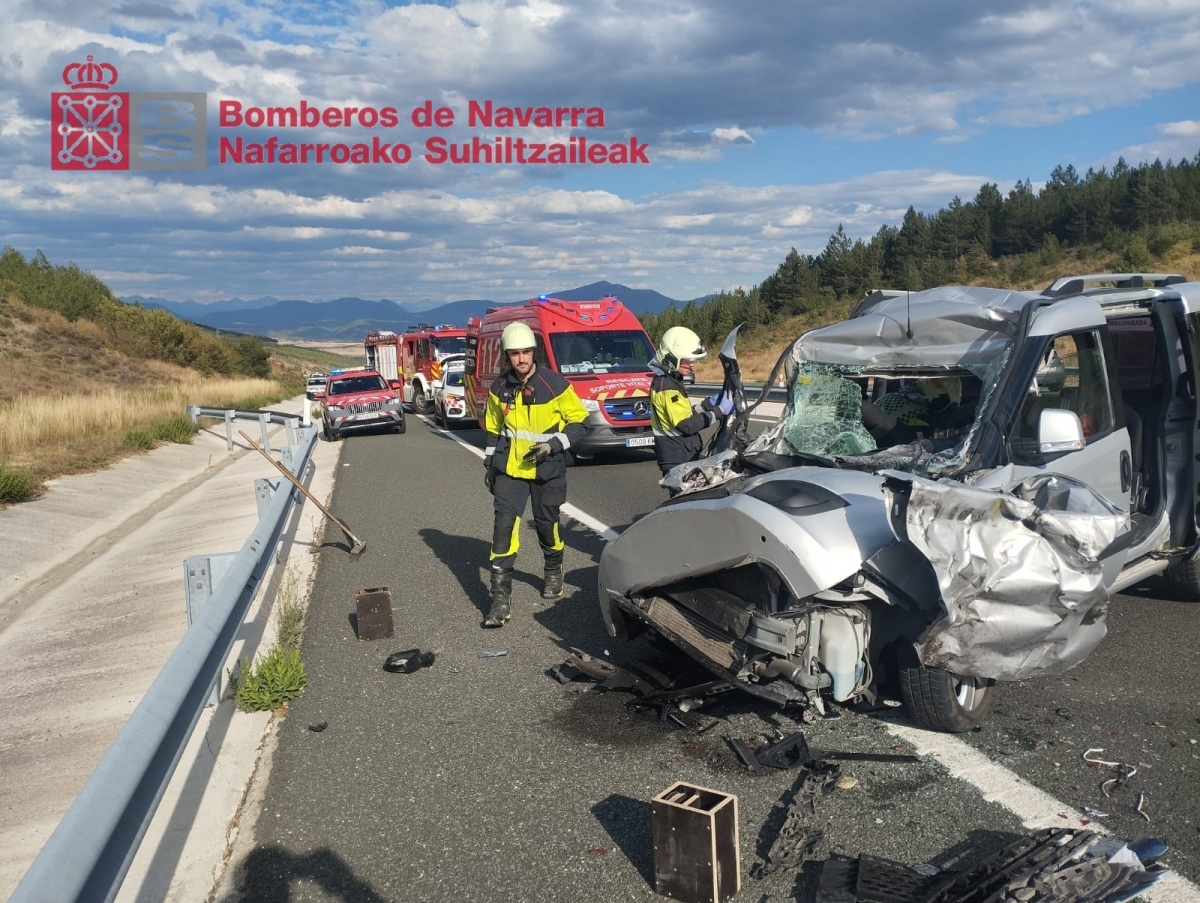 Un herido grave tras una colisión entre un turismo y un camión en la A-21