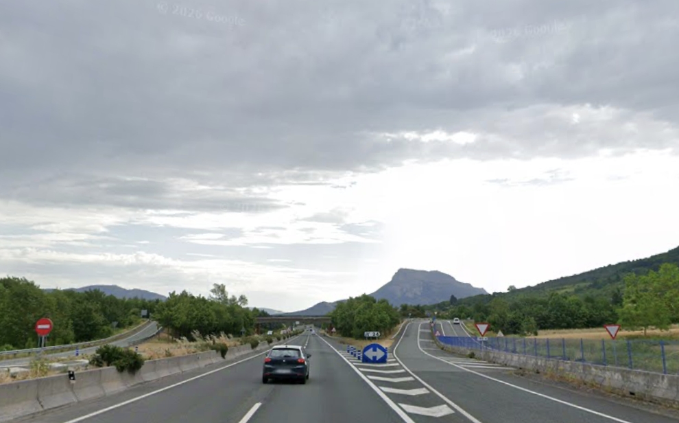 Un hombre, de 62 años, evacuado al HUN tras una salida de vía en la A-10 en Iturmendi
