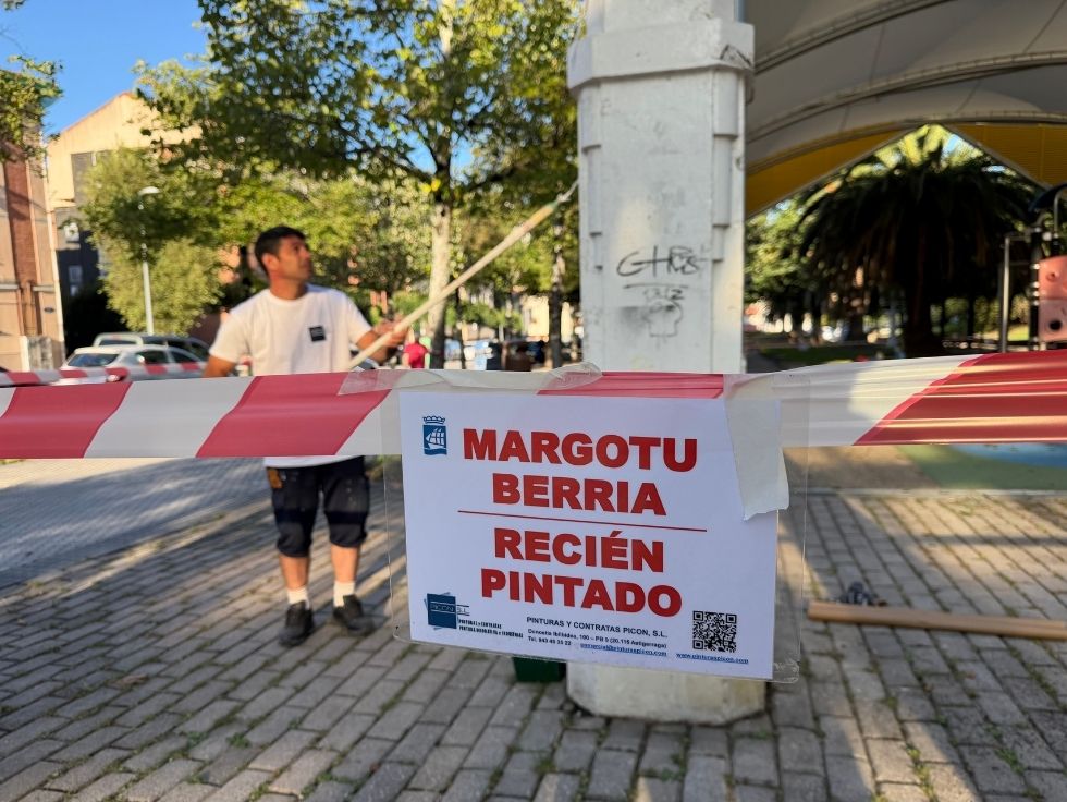 Donostia invierte 300.000 euros en renovar y reparar el mobiliario urbano en los barrios