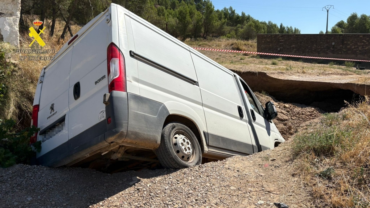 El camino se traga un vehículo: así rescataron en Sartaguda al conductor de una furgoneta tras hundirse el firme