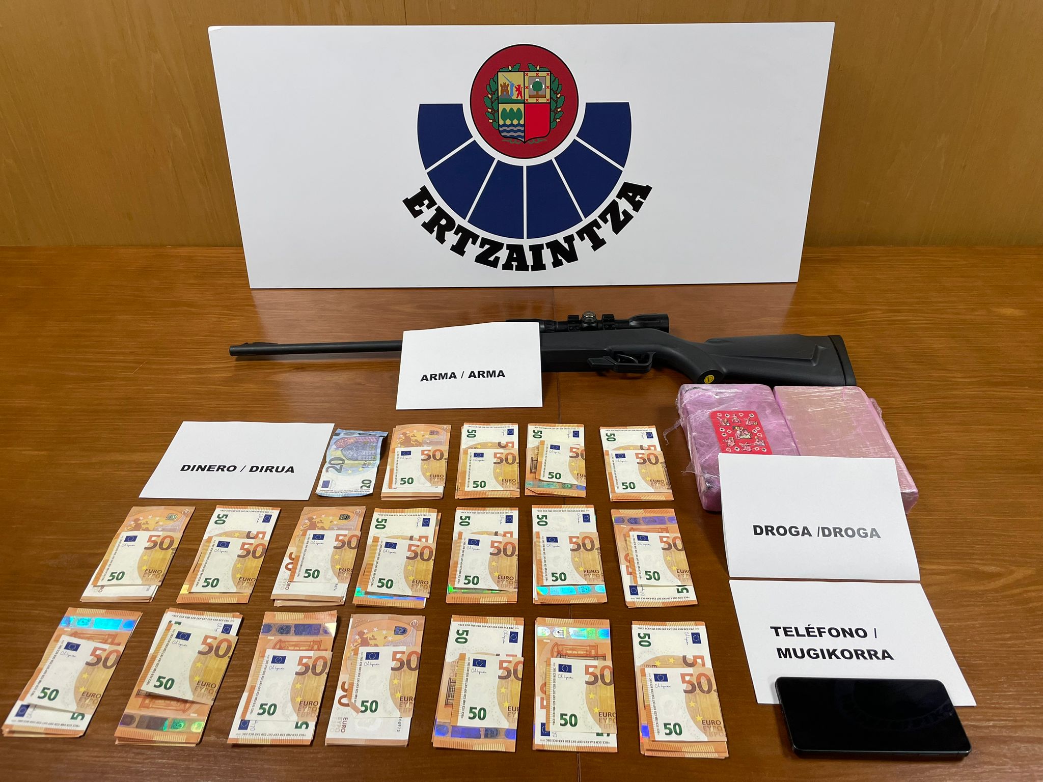 Detenido en Irun un hombre con 119 billetes falsos de 50 euros y droga en su vivienda