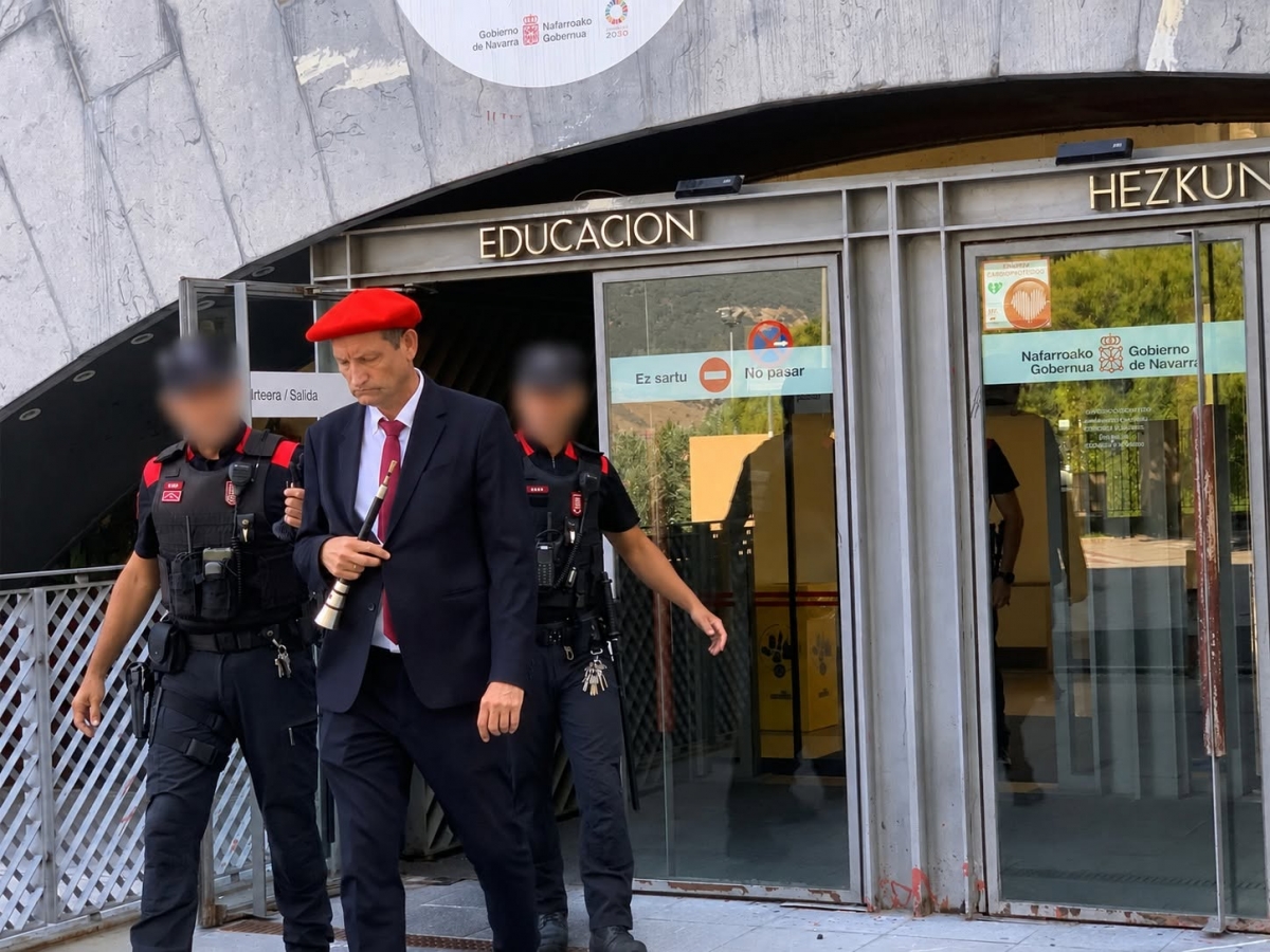 Un gaitero se cuela en Educación con una inusitada protesta en favor de las enseñanza profesional de este instrumento