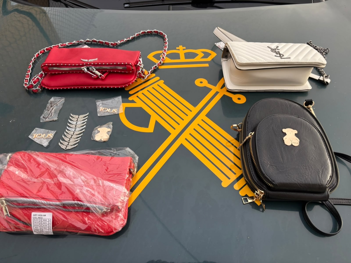 Investigan a un hombre por transportar ropa falsificada de grandes marcas en Puente la Reina