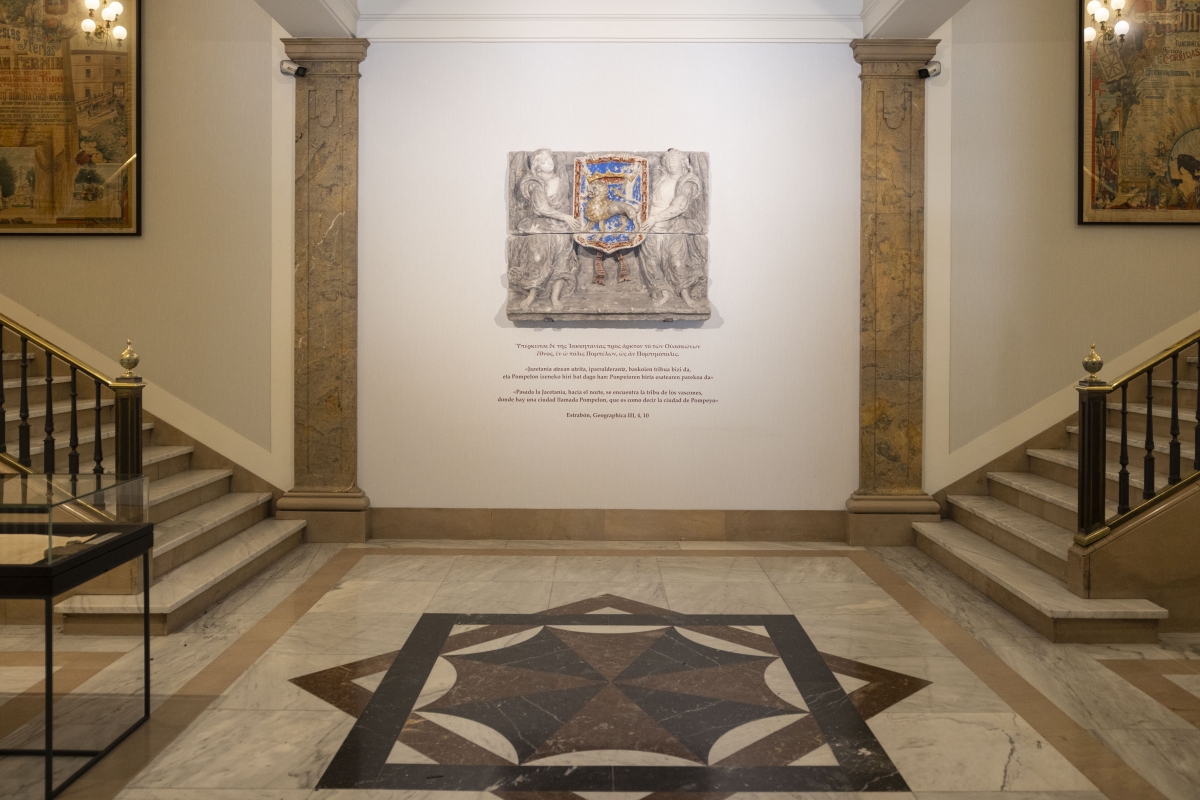 El zaguán de la Casa Consistorial estrena la réplica del que se cree el primer escudo de Pamplona, del siglo XVI