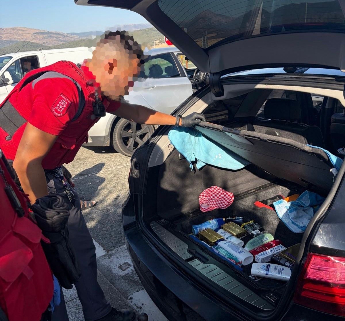 Policía Foral intercepta en Alsasua tres vehículos con cientos de productos robados