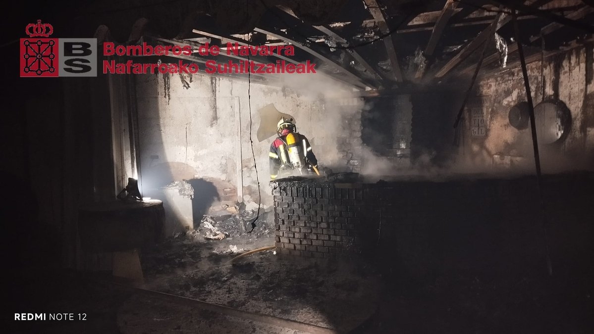 Los bomberos sofocan un incendio en una caseta de huerta en Cintruénigo