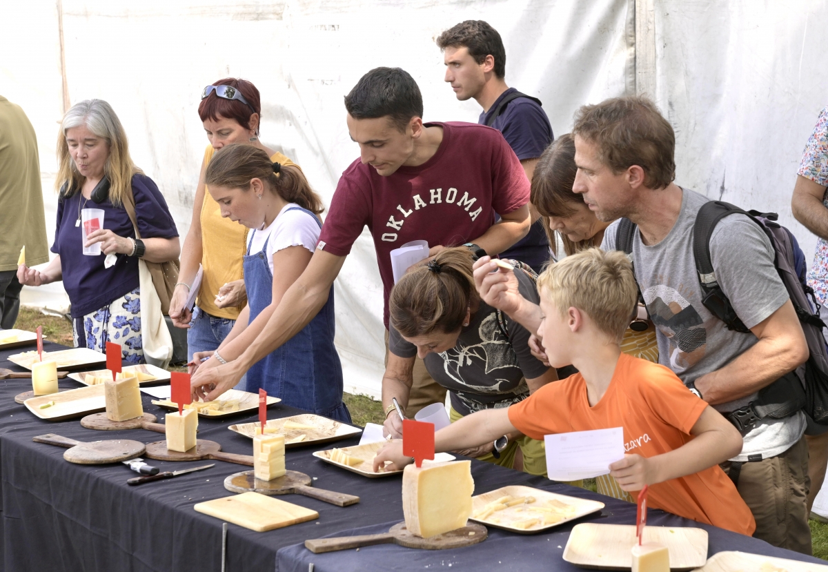 Roberto Urrutia y Quesería Larra, ganadores del Concurso Popular de Queso de Oveja Latxa en Autentika