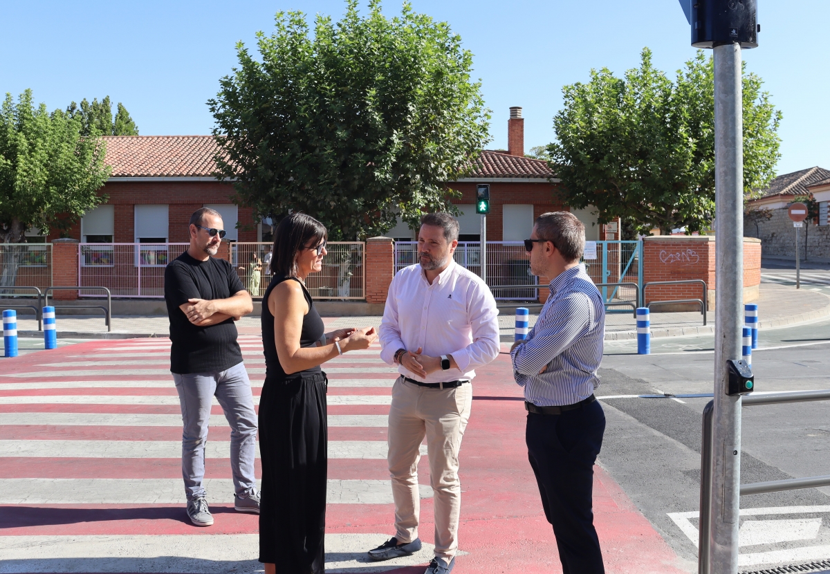 Tudela estrena un nuevo sistema semafórico y de pilonas para el paso peatonal del colegio Griseras