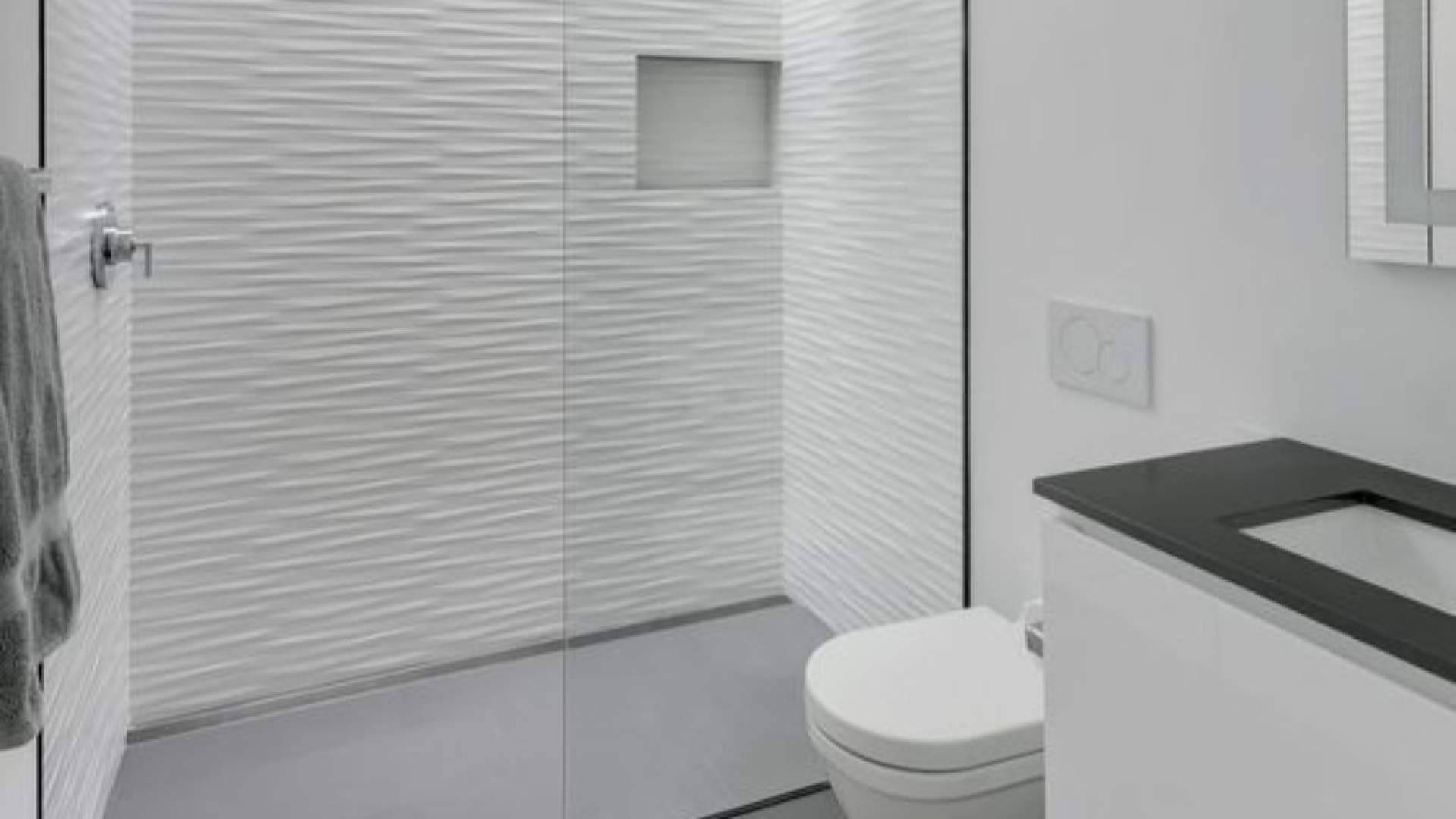 Inodoros japoneses y las duchas italianas, de curiosidad tecnológica a tendencia en los baños modernos