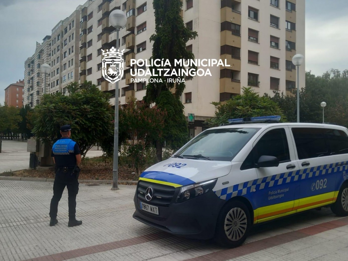 Localizan a cuatro menores solos en dos viviendas la misma noche en Pamplona: los padres estaban de fiesta