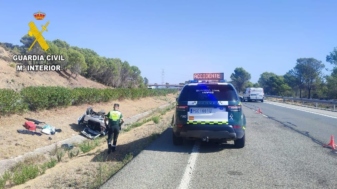Dos heridos graves tras volcar un turismo en la AP-15 en Olite