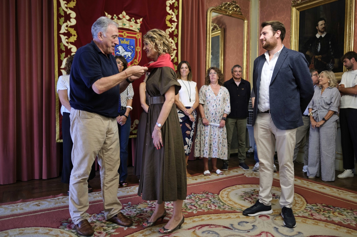 La Asociación Cabalgata Reyes Magos recibe el Pañuelo de Pamplona en el centenario de la primera cabalgata 