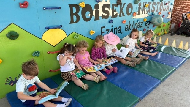 Bizkaia envía 450 libros en euskera a la Ikastola de Boise para reforzar el idioma y la cultura vasca en Estados Unidos