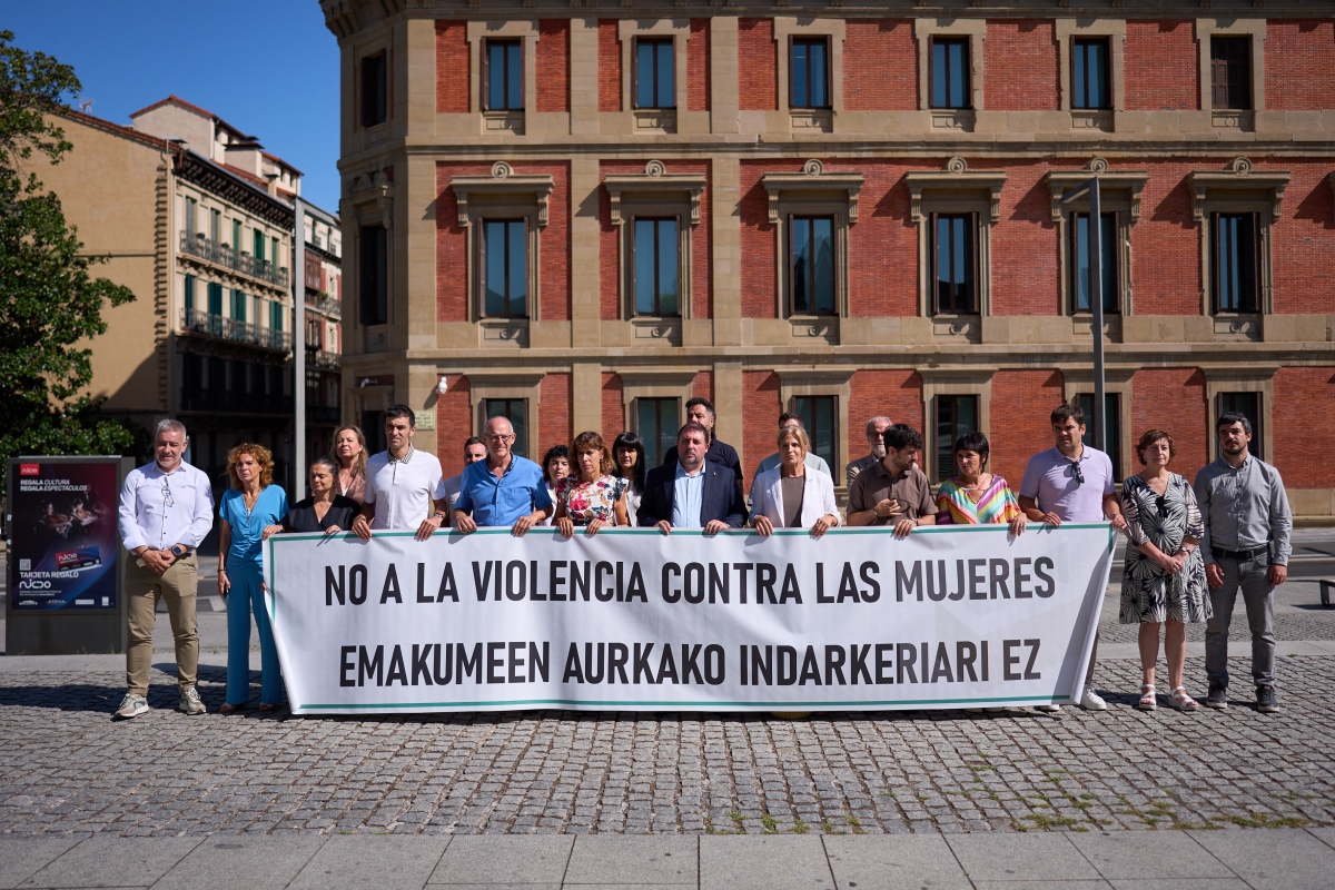 El Parlamento de Navarra se concentra contra la violencia de género tras los asesinatos machistas de julio y agosto