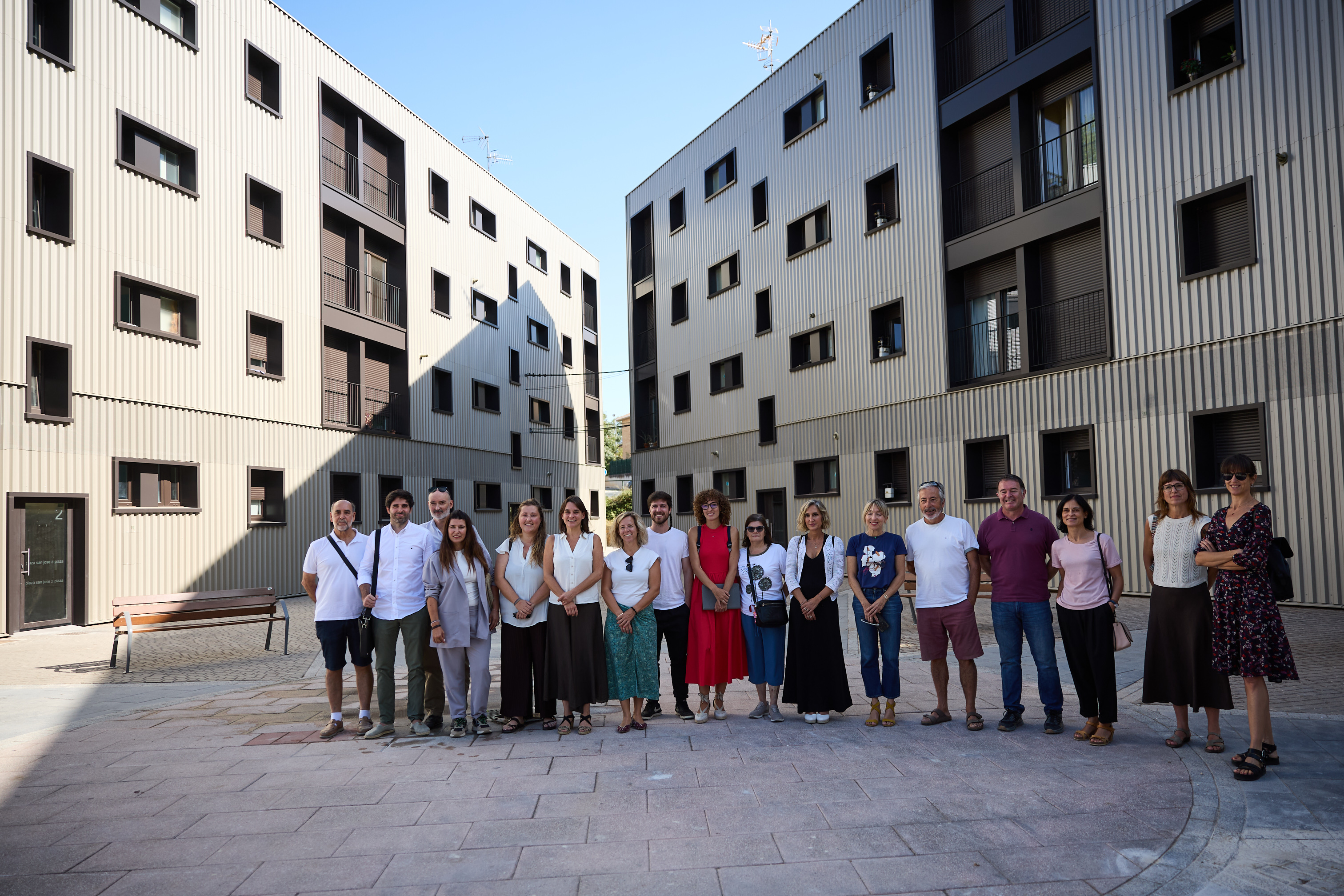 Alfaro destaca en Estella el impacto de la rehabilitación de Plaza San José en la calidad de vida de sus residentes