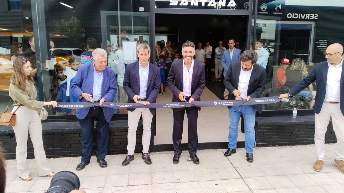 Pamplona estrena el primer concesionario con la nueva imagen de Santana en el mundo de la mano de Automóviles Torregrosa
