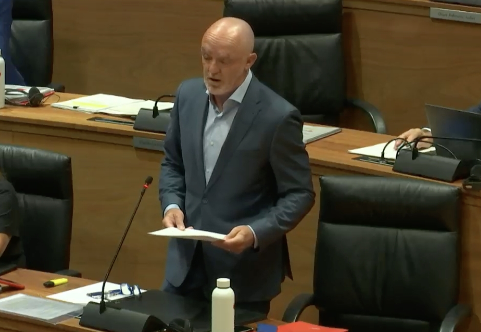 Chivite y Esparza escenifican un duro enfrentamiento en el Parlamento Foral por la gestión de la crisis de Ceuta