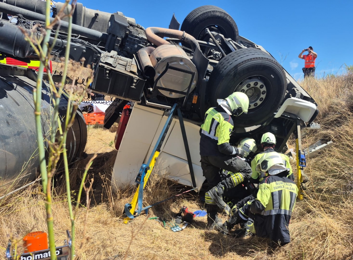 Herido leve tras volcar un camión cisterna en la NA-6900, en Cintruénigo