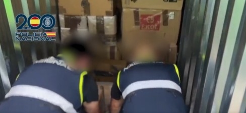Incautan 644 armas de fuego y silenciadores en un taller ilegal oculto en Girona