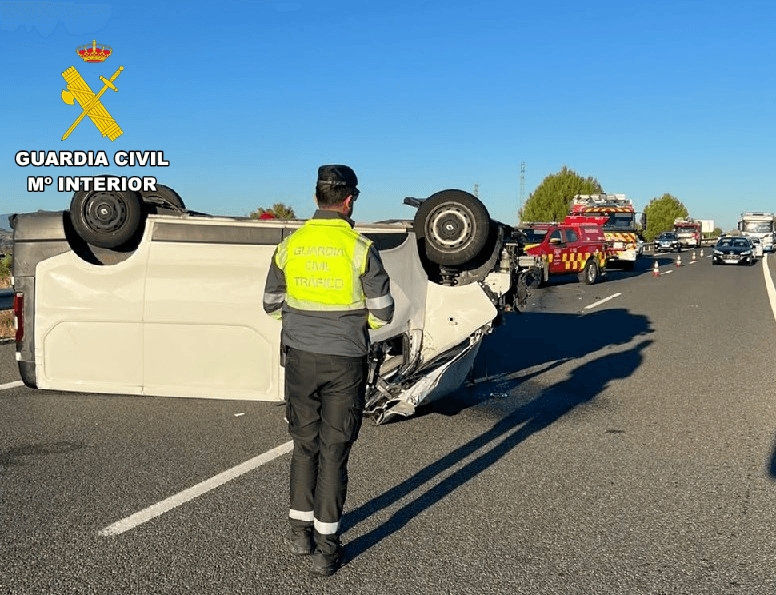 Dos heridos al colisionar y volcar una furgoneta contra un camión articulado en la A-12, en Viana
