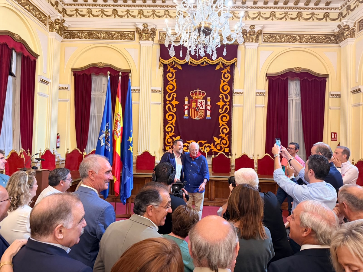 Toquero entrega al presidente de Melilla, Imbroda el pañuelo rojo de Tudela como símbolo de amistad entre ambas ciudades