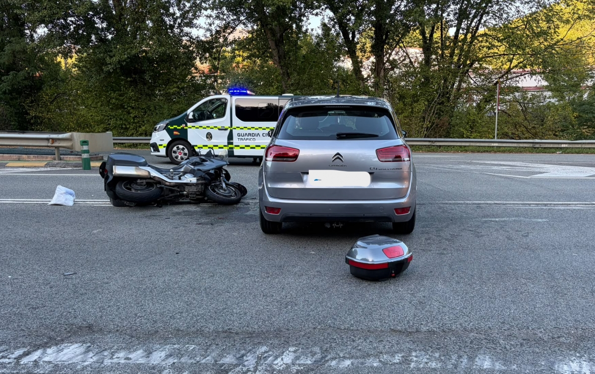 Un motorista resulta herido grave tras un accidente de tráfico entre un coche y una moto en la N-121-A en Lesaka