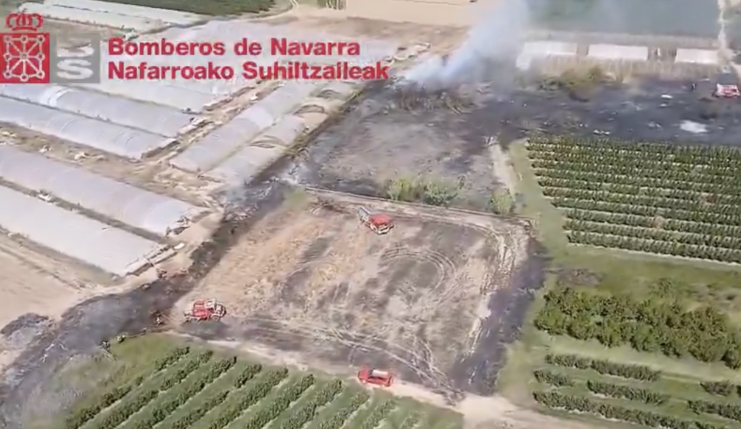 Declarado un incendio en campos e invernaderos en Sartaguda