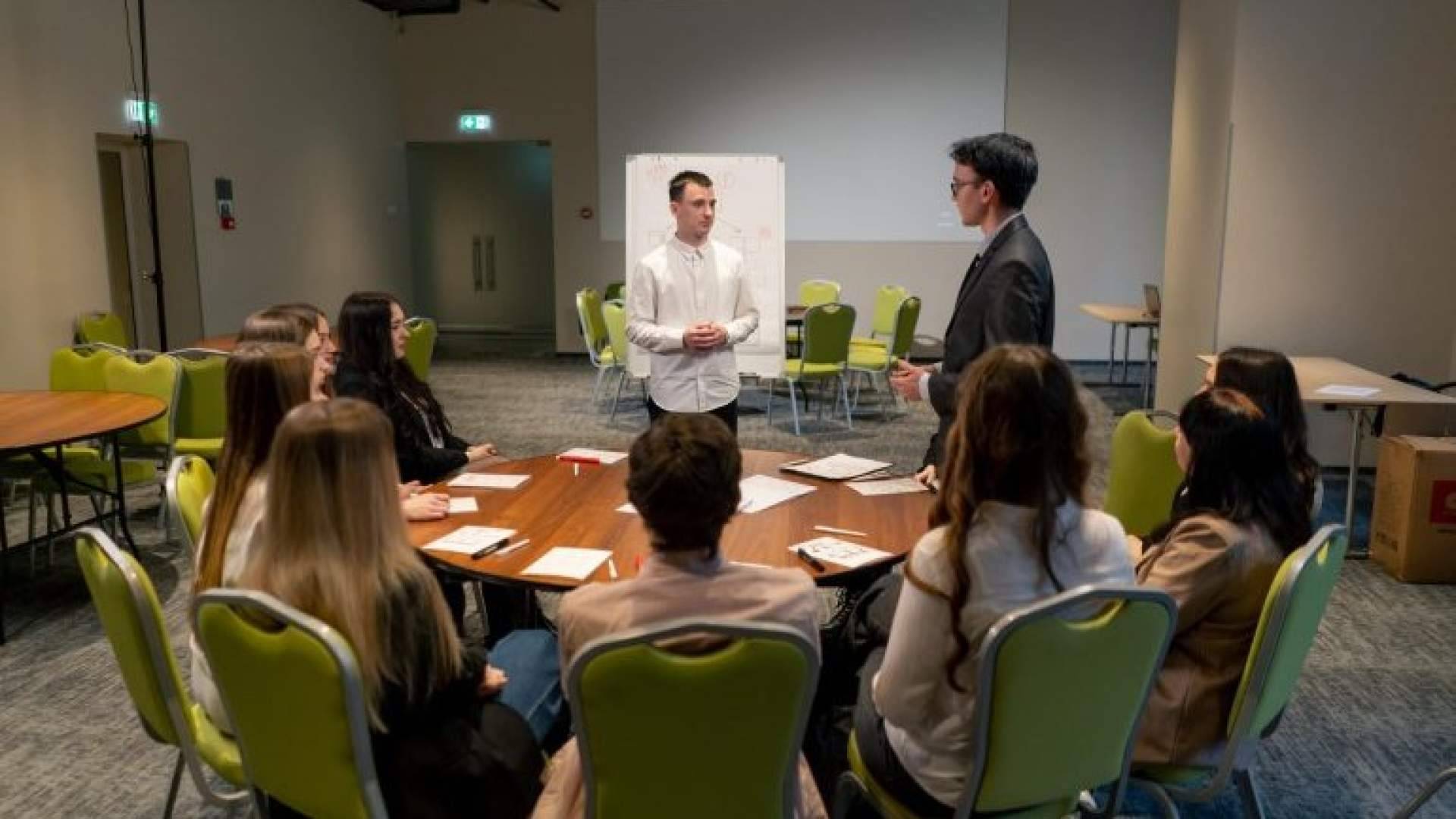 Del coworking al espacio multipropósito; IL Coworking amplía su propuesta con una sala diseñada para reunirse, formar, crear contenido y hacer networking