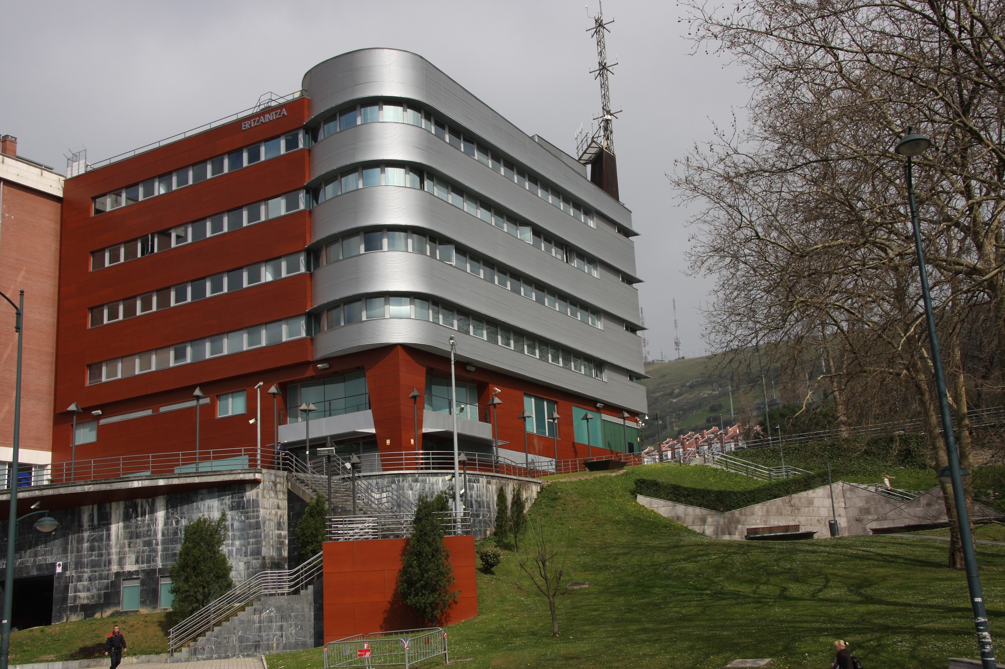 Un detenido y seis investigados en Bilbao por usar la identidad de un joven para registrar coches delictivos