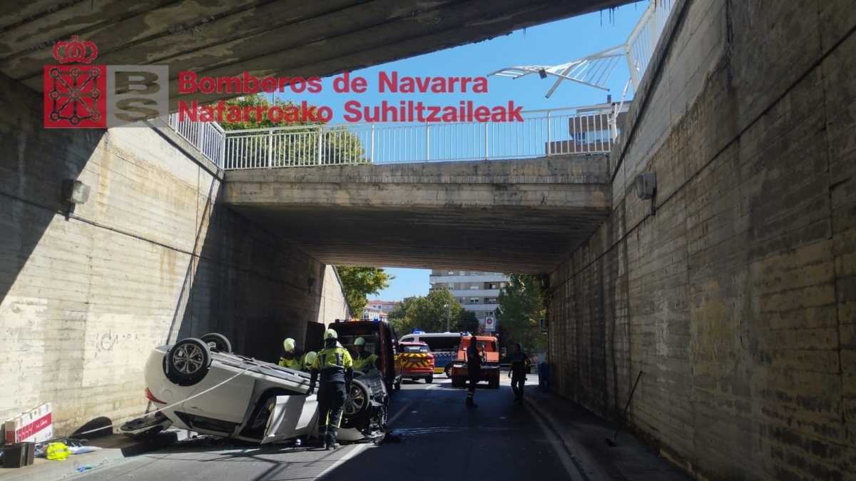 Aparatosa caída y vuelco de un vehículo en el subterráneo que une Iturrama con Azpilagaña