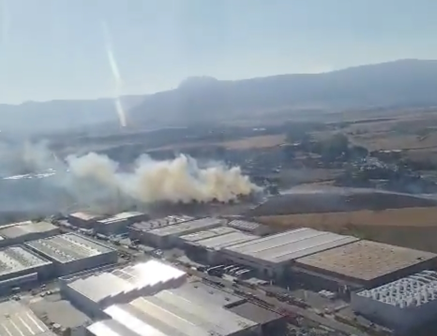 Los servicios de extinción trabajan para sofocar un incendio junto a la A-15, en Arazuri