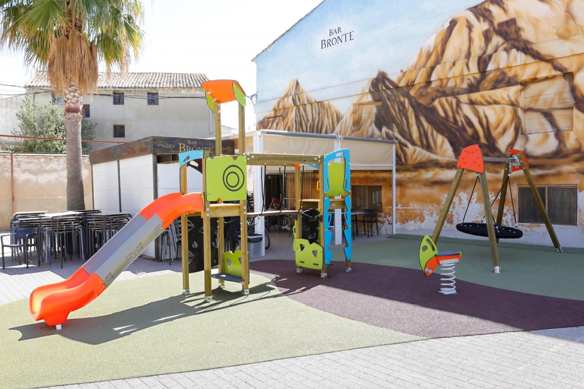 Arguedas renueva el parque infantil de la plaza General Clemente para mejorar el ocio familiar en el centro del pueblo