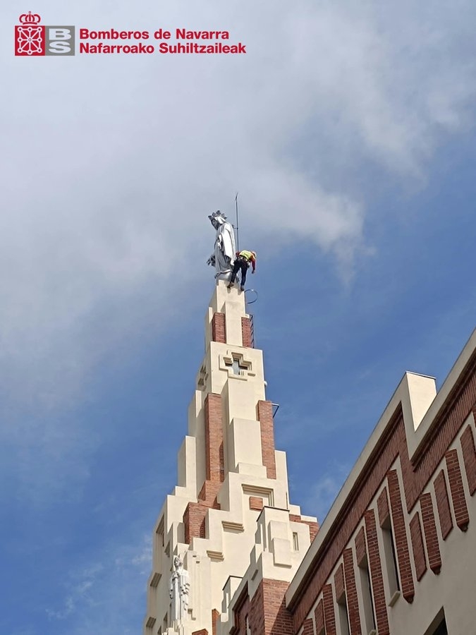 Los bomberos retiran la mano de la Virgen de la iglesia de los Paúles de Pamplona antes de que cayera a la calle