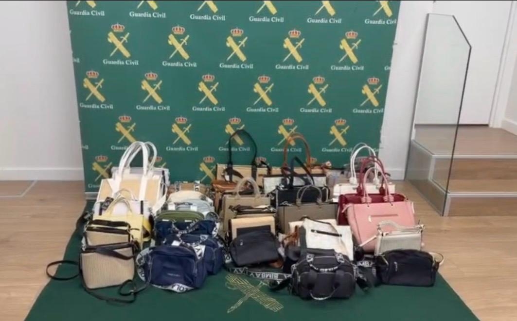 La Guardia Civil investiga a un hombre por vender bolsos falsificados en un puesto ambulante de San Adrián