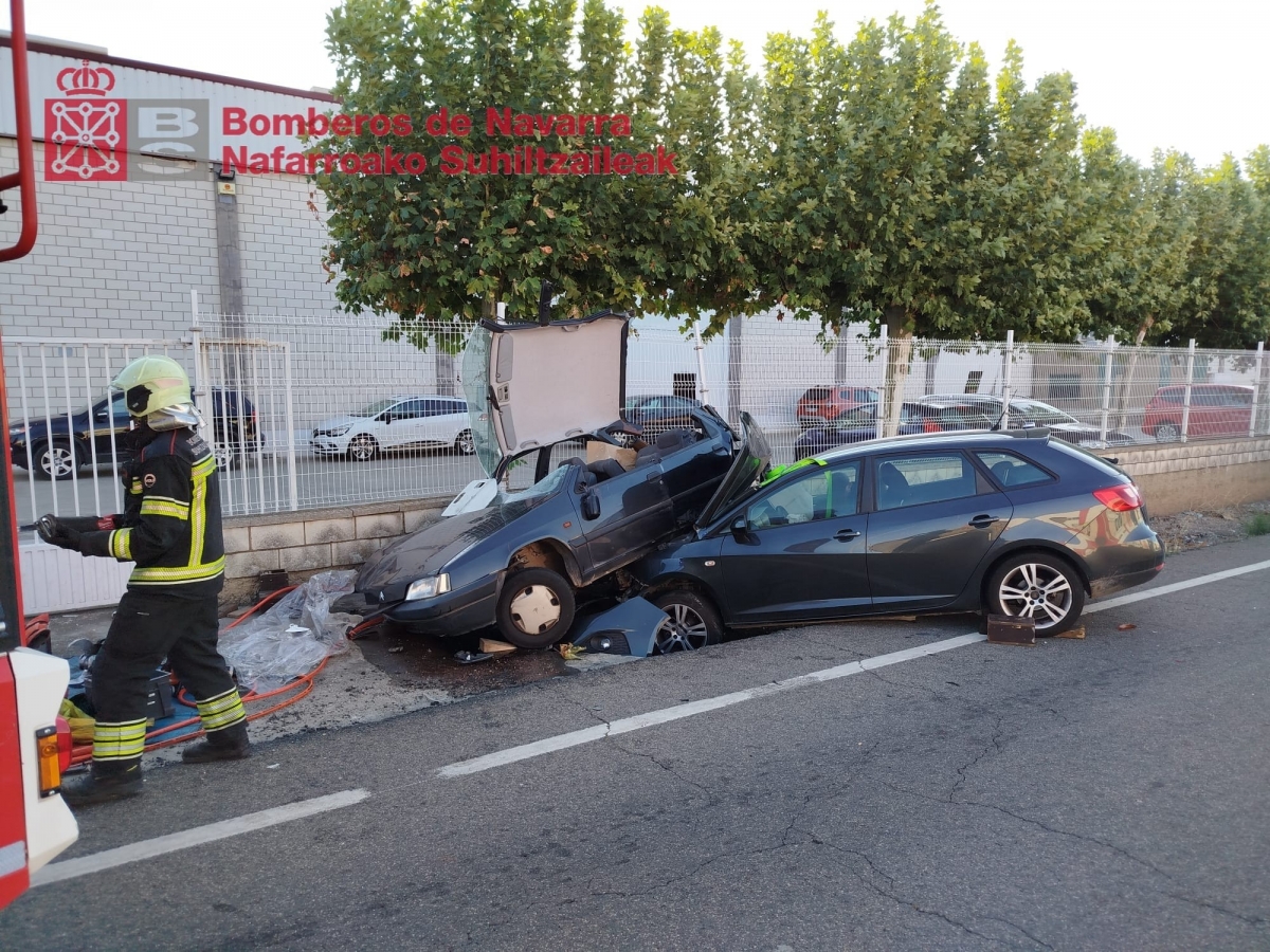 Dos heridos tras una aparatosa colisión entre dos vehículos en Andosilla