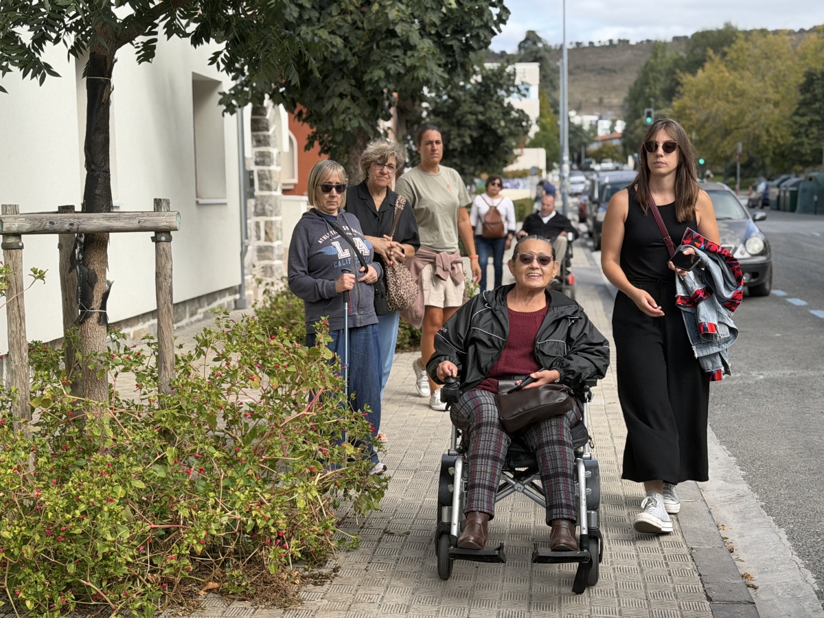 COCEMFE Navarra invita a detectar barreras de accesibilidad con la campaña Cazabarreras