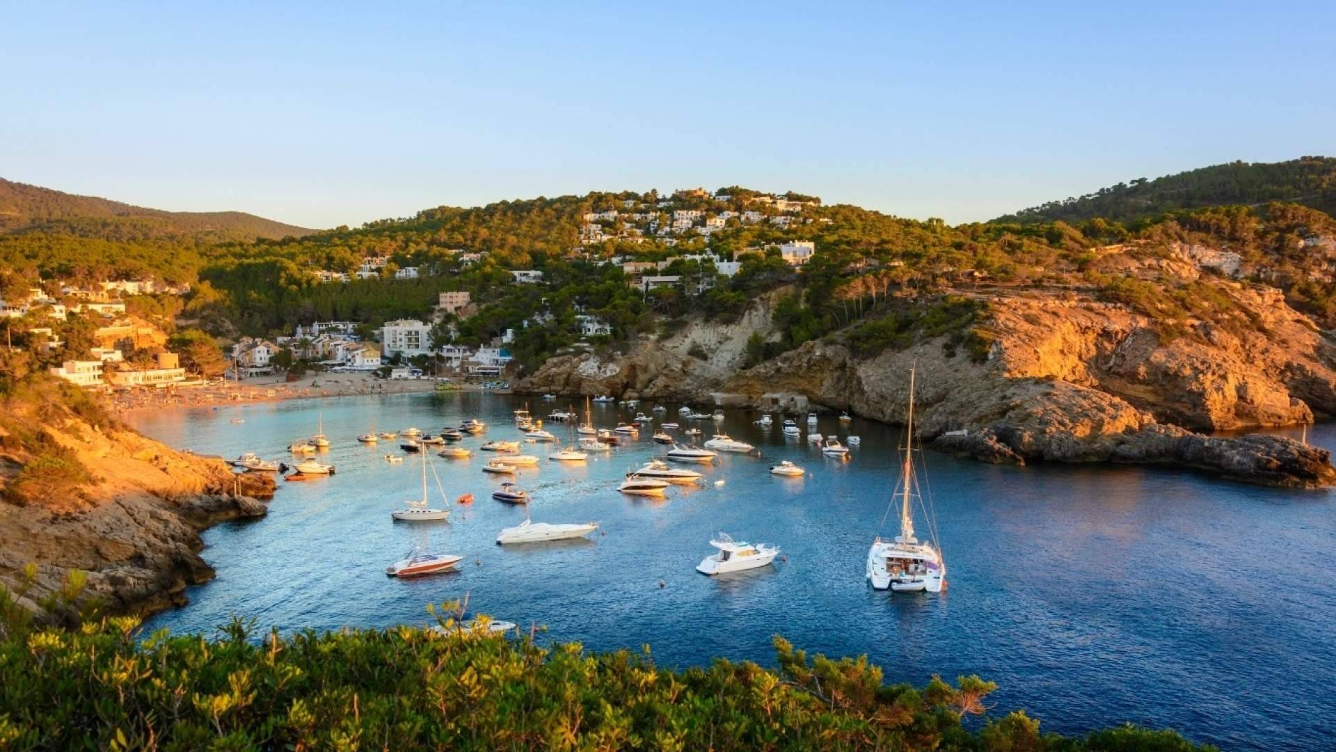 Yacht charter en Ibiza; navegar entre calas, playas y rincones del Mediterráneo