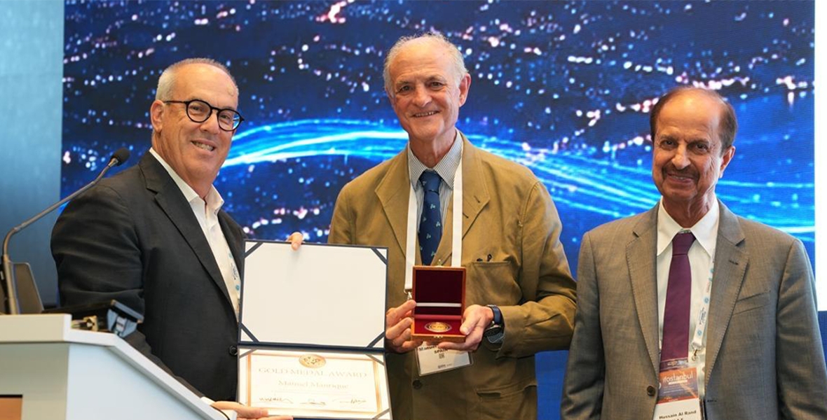 El Dr. Manuel Manrique recibe la Medalla de Oro de la Federación Internacional de Sociedades de Otorrinolaringología