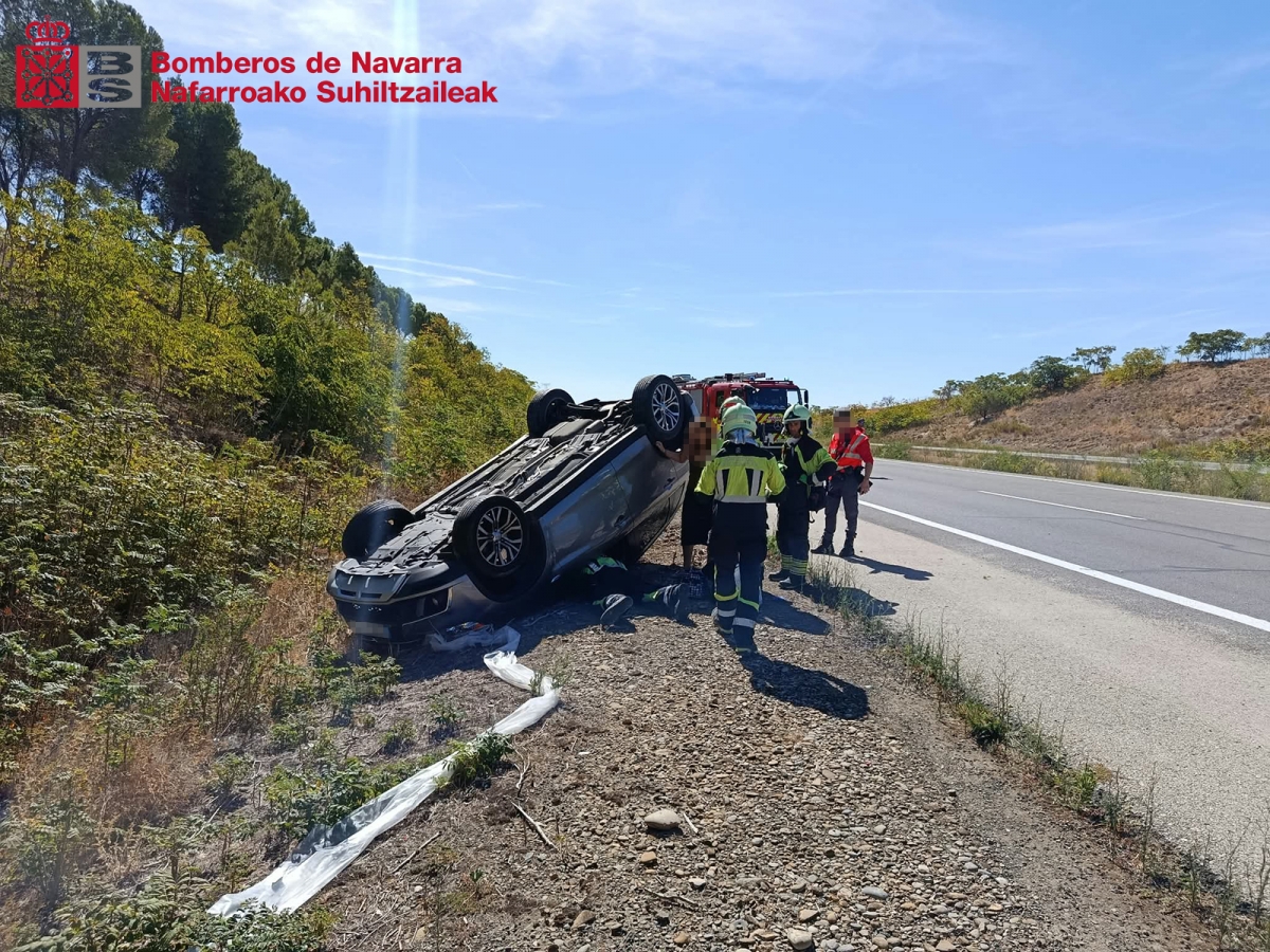Dos mujeres trasladadas tras sufrir un accidente por salida de vía y vuelco en la AP-15 a la altura de Peralta