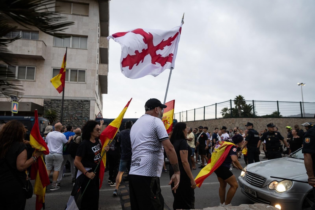 Altercados en Ceuta tras el ataque al coche de una diputada, confundida con activistas de Negu Gorriak