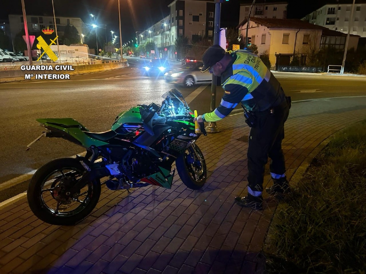 Un motorista, de 24 años, herido tras colisionar con un turismo en la rotonda de Decathlon